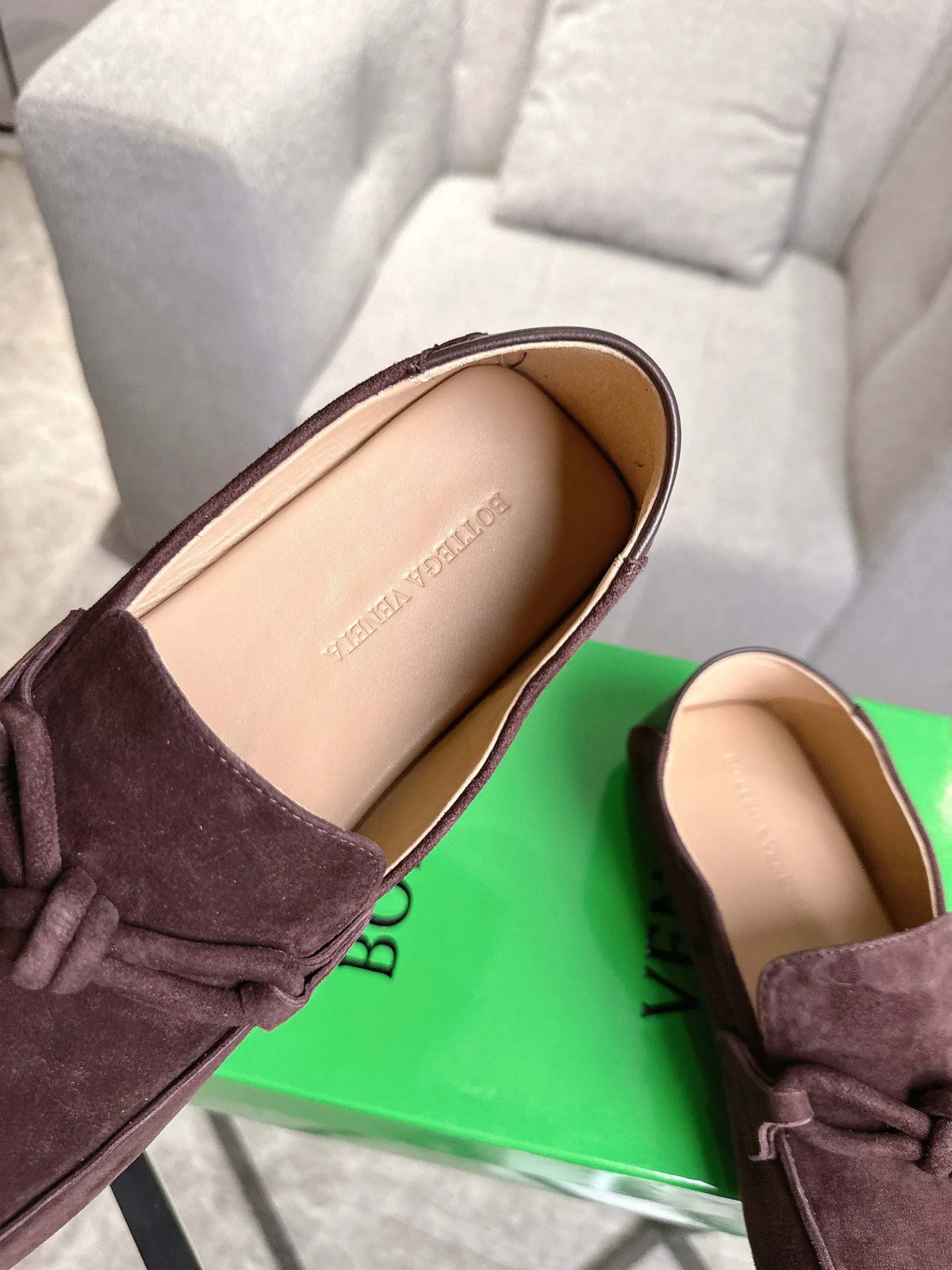 [BV] Top P: 800💰 Size: Women 35-39 (Customized for women 40) Men 39-44 (38.45 non-refundable) Bottega Veneta 2025 Autumn Counter Synchronized Couple Style Bottega Veneta Square Toe Flats Original 1:1 material selection, genuine leather outsole! A one-to-one replica of the original! quality assurance!
